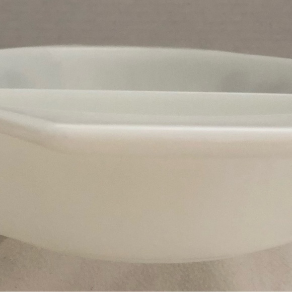 Pyrex white divided serving dish with black scroll print. - Picture 4 of 6